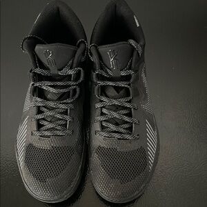Nike Kyrie Irving Basketball Shoes – Size 8.5